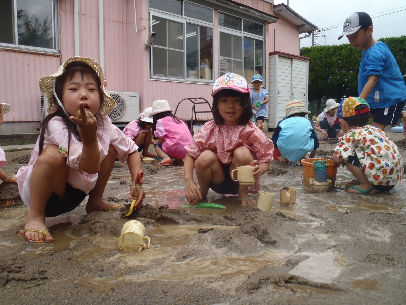 第1園泥遊び 学校法人恵光学園 幼稚園 新潟市