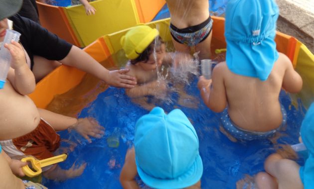 第2幼稚園乳児部　水遊びのようす　