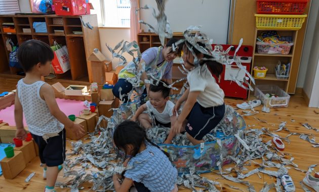第一園 新聞紙プールと色水遊び